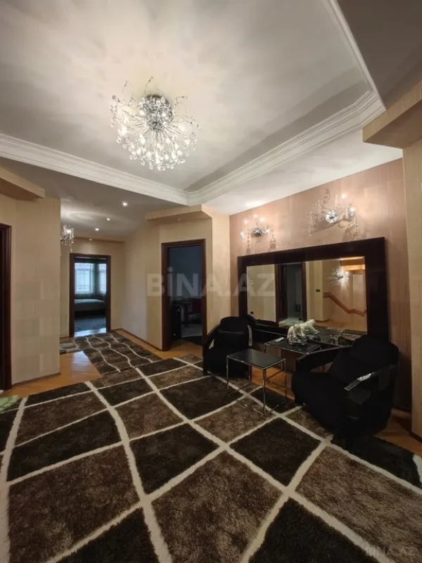 Satılır 9 otaqlı həyət evi 750 m²