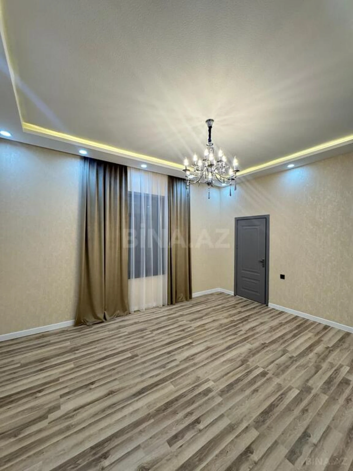 Satılır 5 otaqlı həyət evi 240 m²