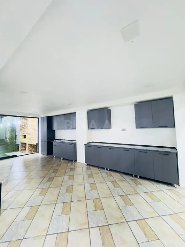 Satılır 5 otaqlı həyət evi 240 m²