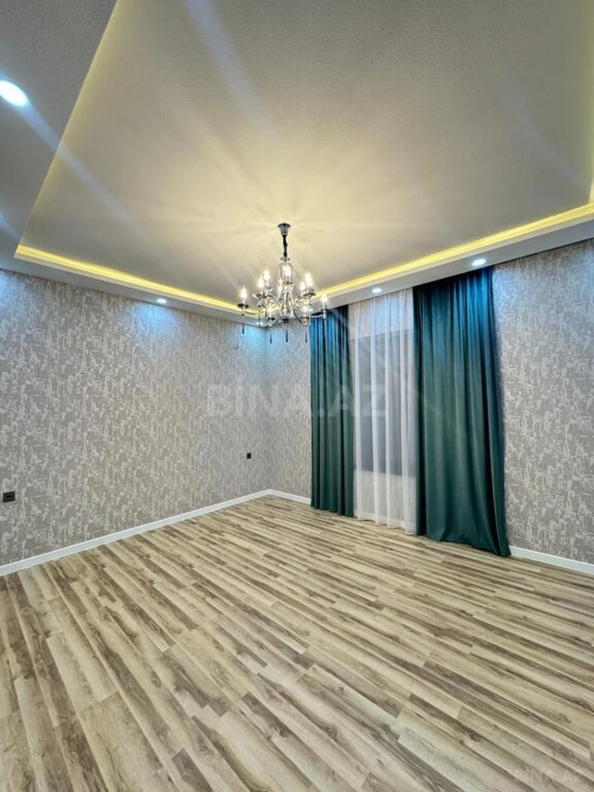Satılır 5 otaqlı həyət evi 240 m²