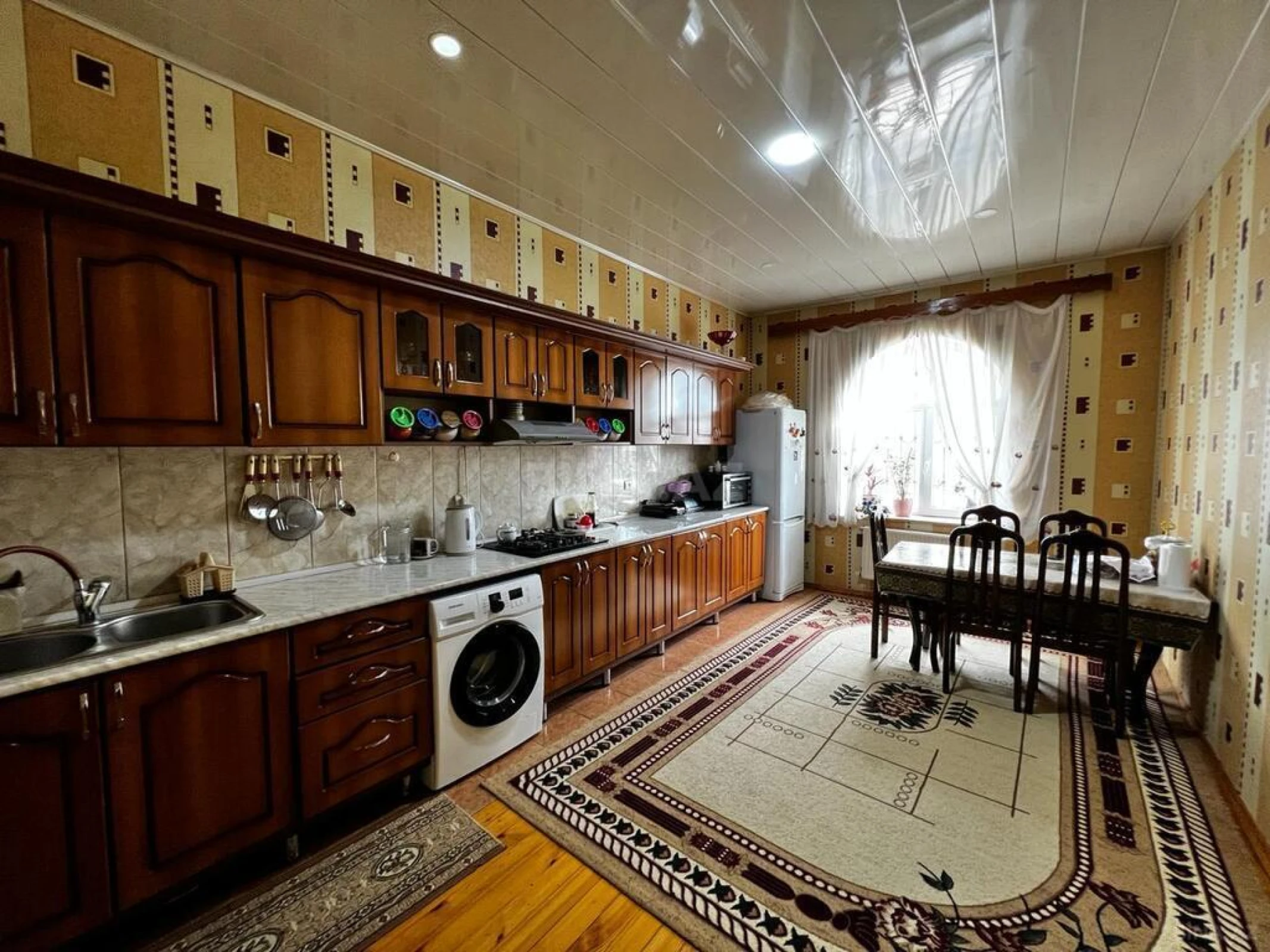 Satılır 5 otaqlı həyət evi 240 m²
