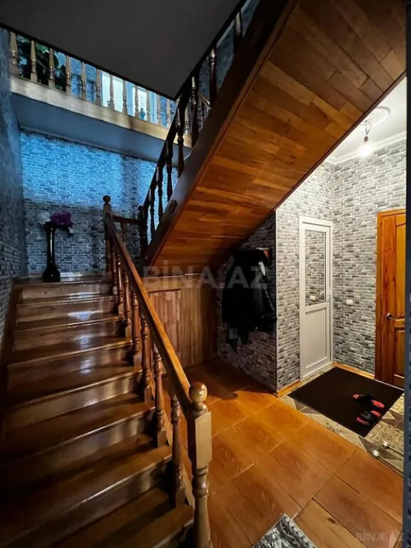 Satılır 5 otaqlı həyət evi 240 m²