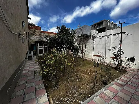 Satılır 5 otaqlı həyət evi 240 m²