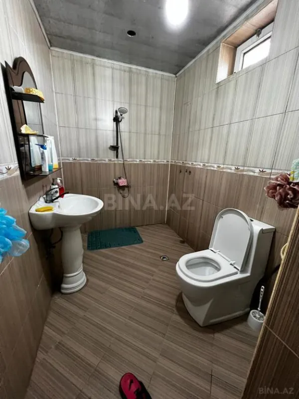 Satılır 5 otaqlı həyət evi 240 m²
