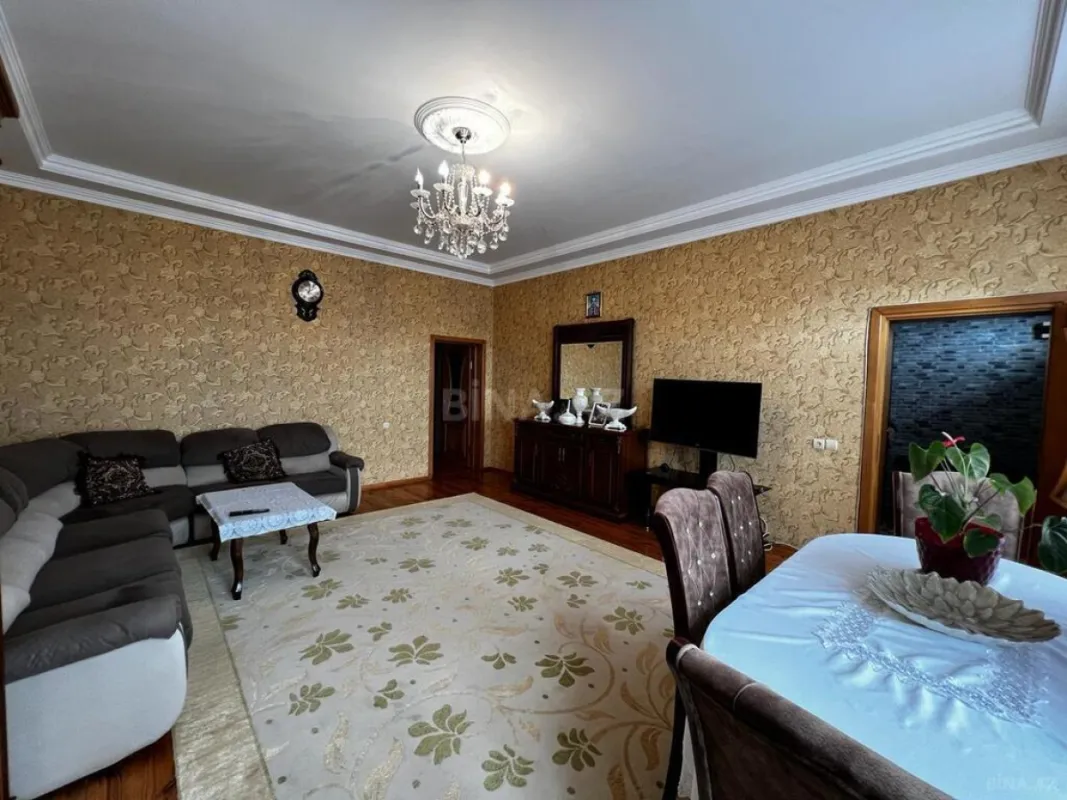 Satılır 5 otaqlı həyət evi 240 m²