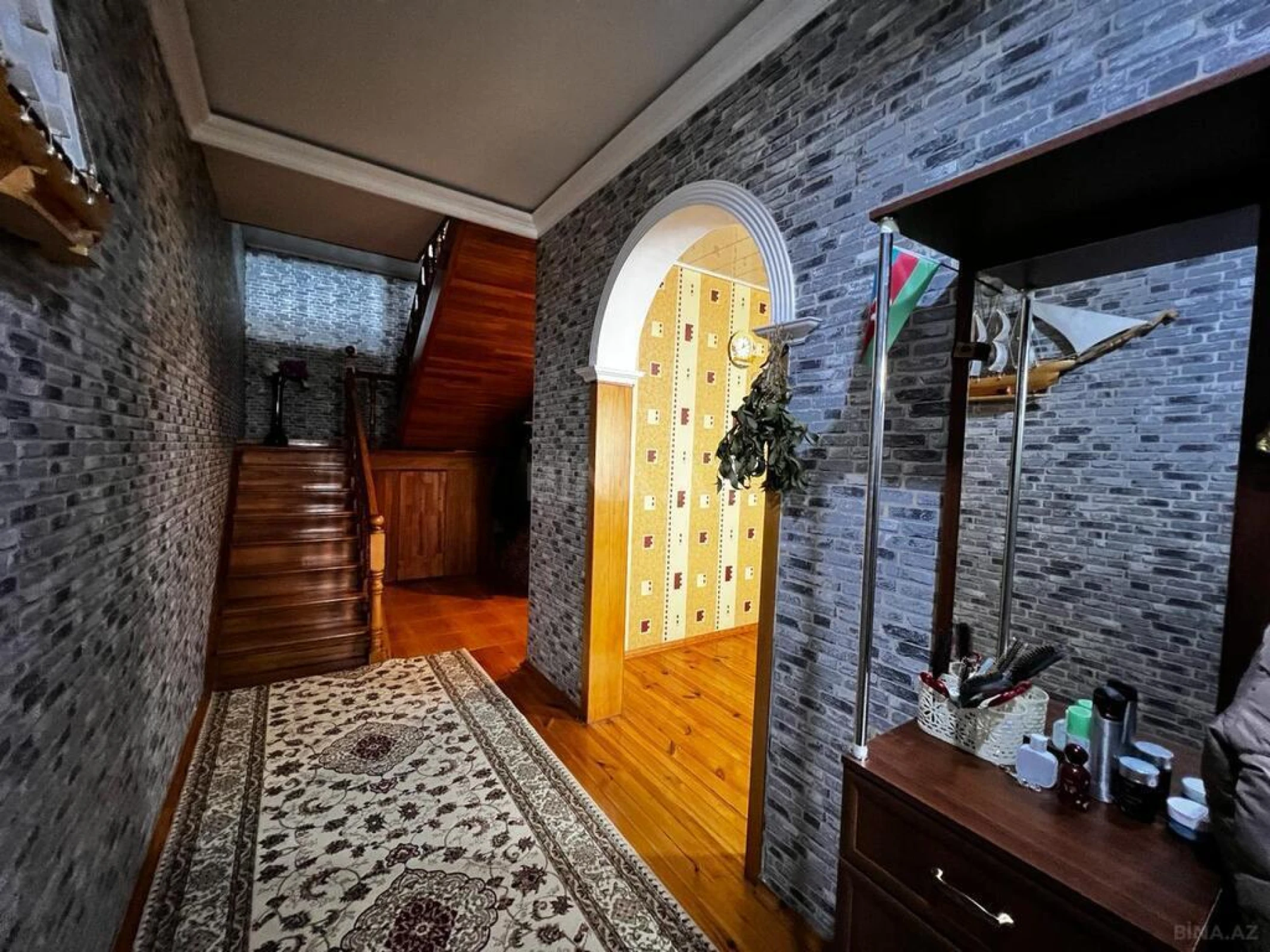 Satılır 5 otaqlı həyət evi 240 m²
