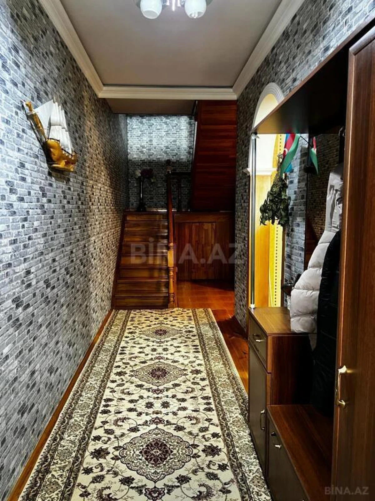 Satılır 5 otaqlı həyət evi 240 m²