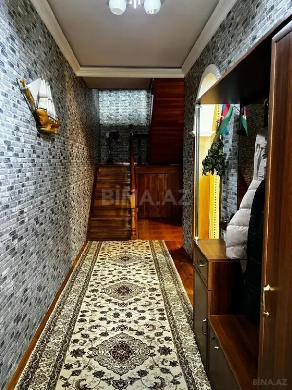 Satılır 5 otaqlı həyət evi 240 m²