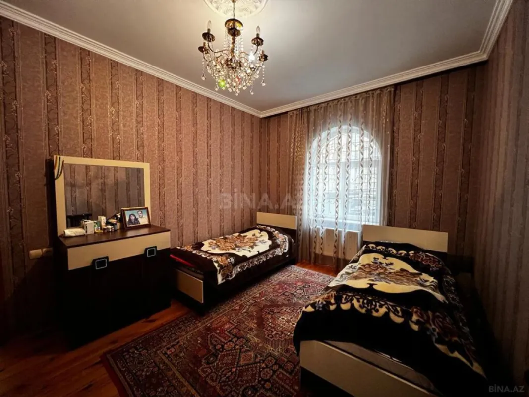 Satılır 5 otaqlı həyət evi 240 m²