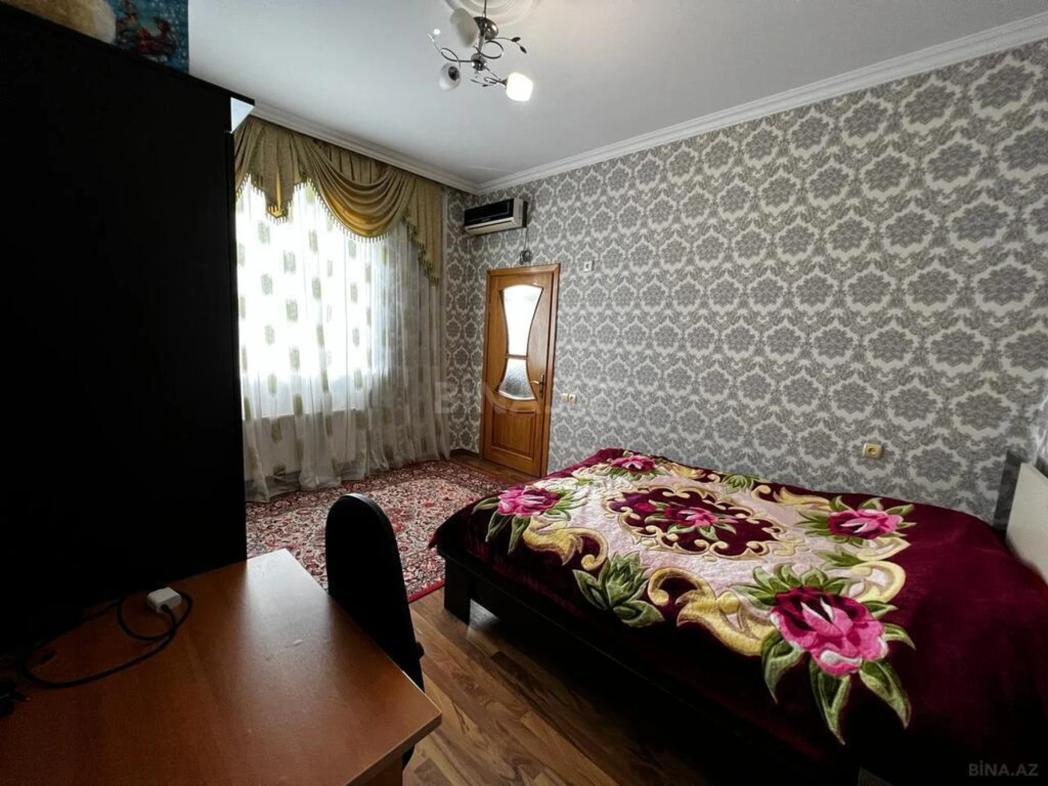 Satılır 5 otaqlı həyət evi 240 m²