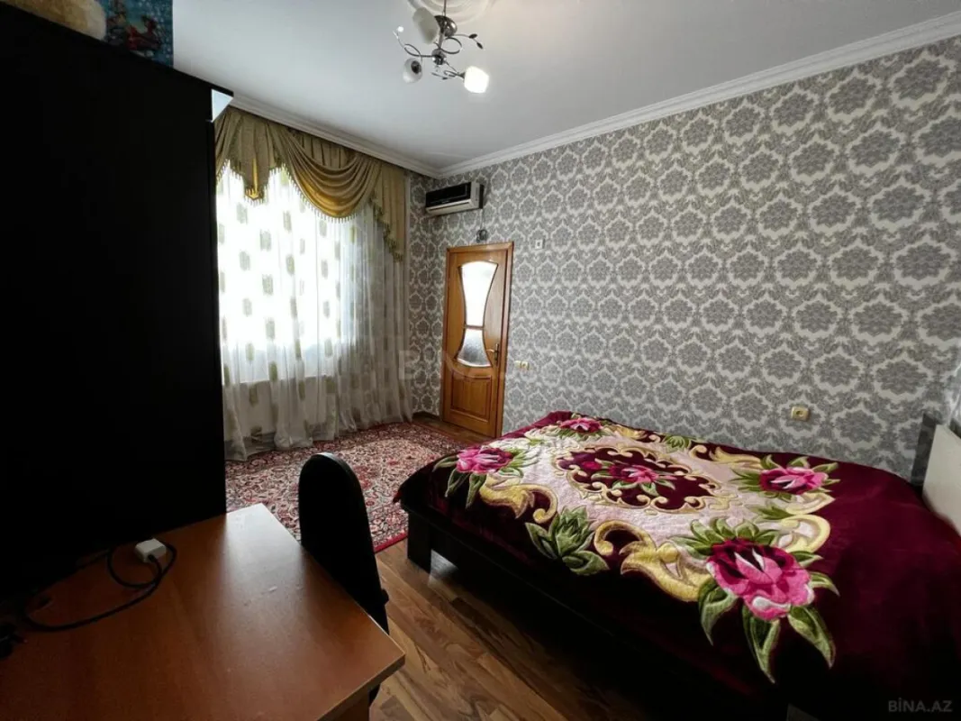 Satılır 5 otaqlı həyət evi 240 m²