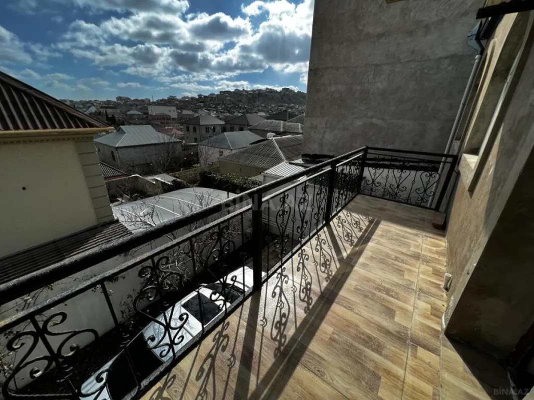 Satılır 5 otaqlı həyət evi 240 m²