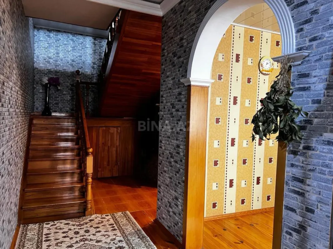 Satılır 5 otaqlı həyət evi 240 m²