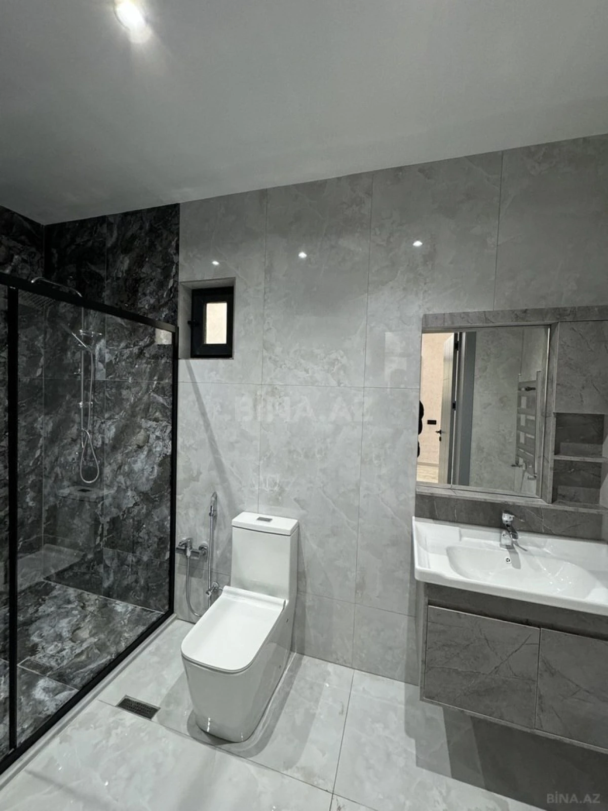 Satılır 5 otaqlı həyət evi 215 m²