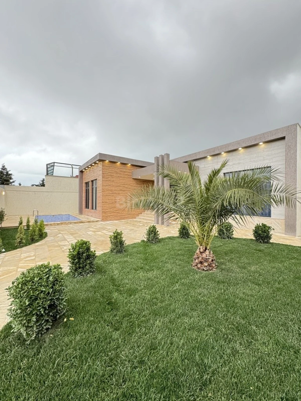 Satılır 5 otaqlı həyət evi 215 m²