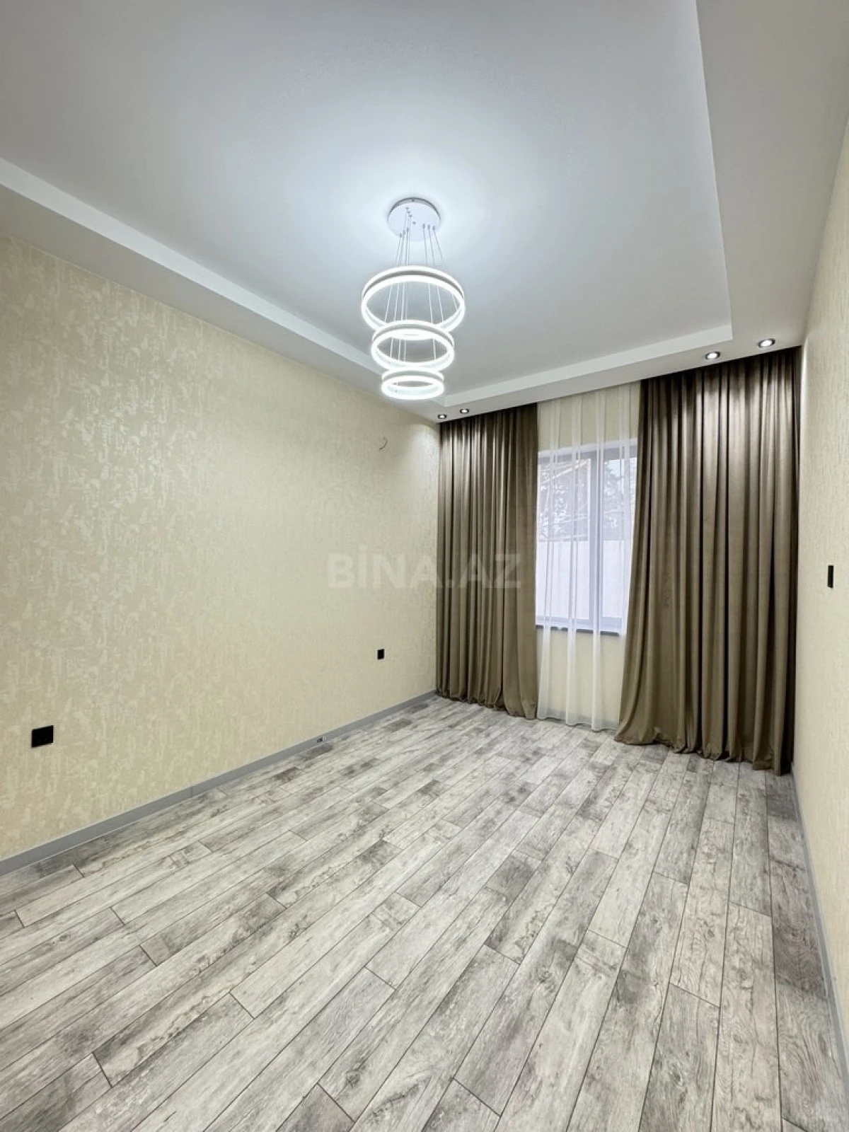 Satılır 5 otaqlı həyət evi 215 m²