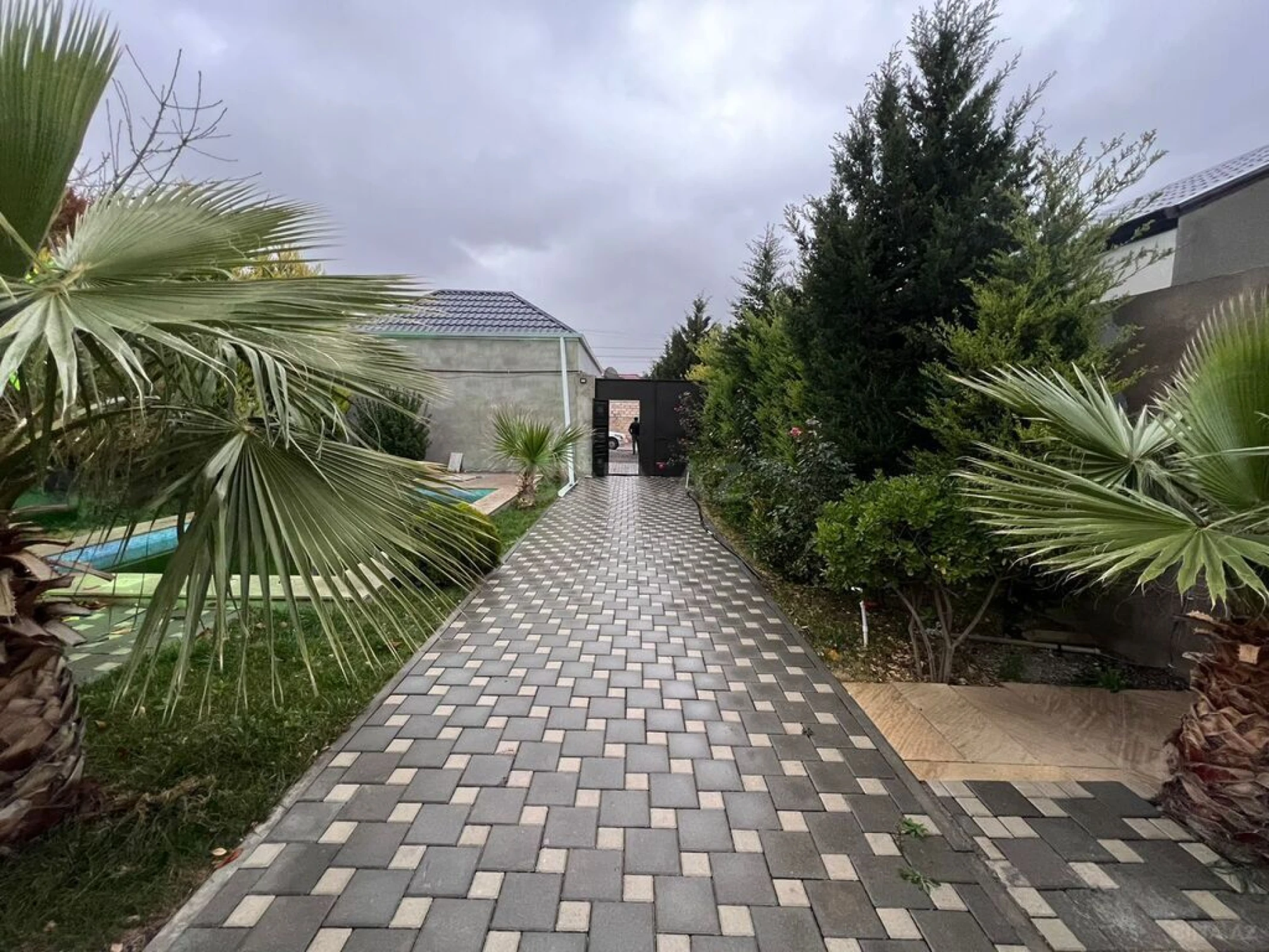 Satılır 4 otaqlı həyət evi 160 m²