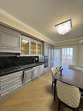 Satılır 4 otaqlı mənzil 205 m²