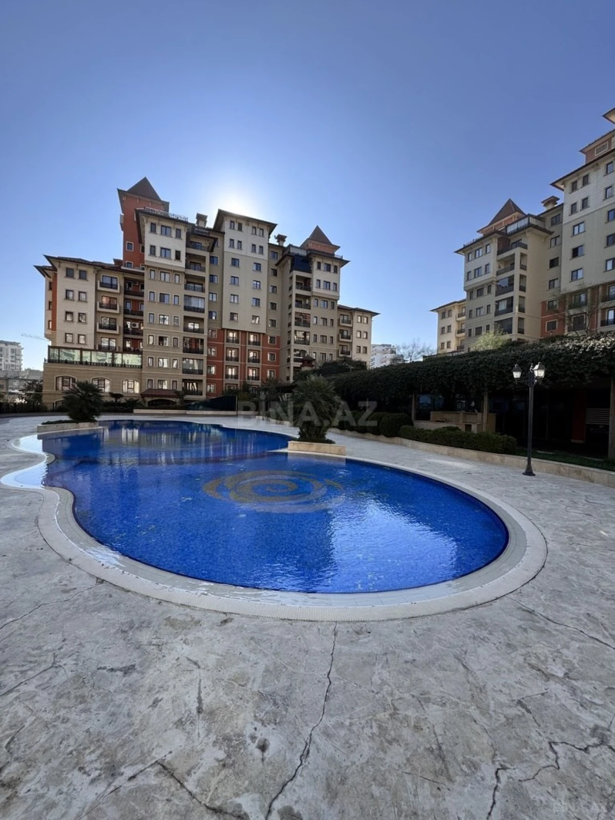 Satılır 4 otaqlı mənzil 205 m²