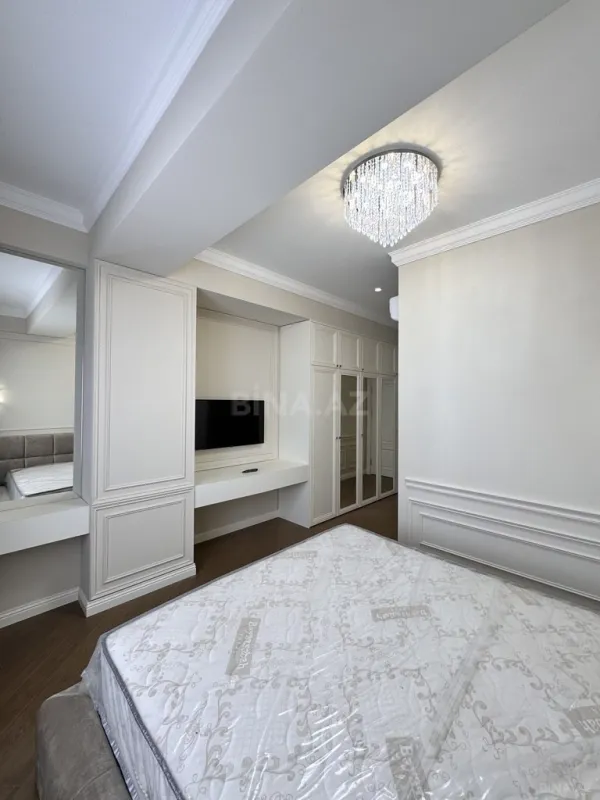Satılır 4 otaqlı mənzil 205 m²