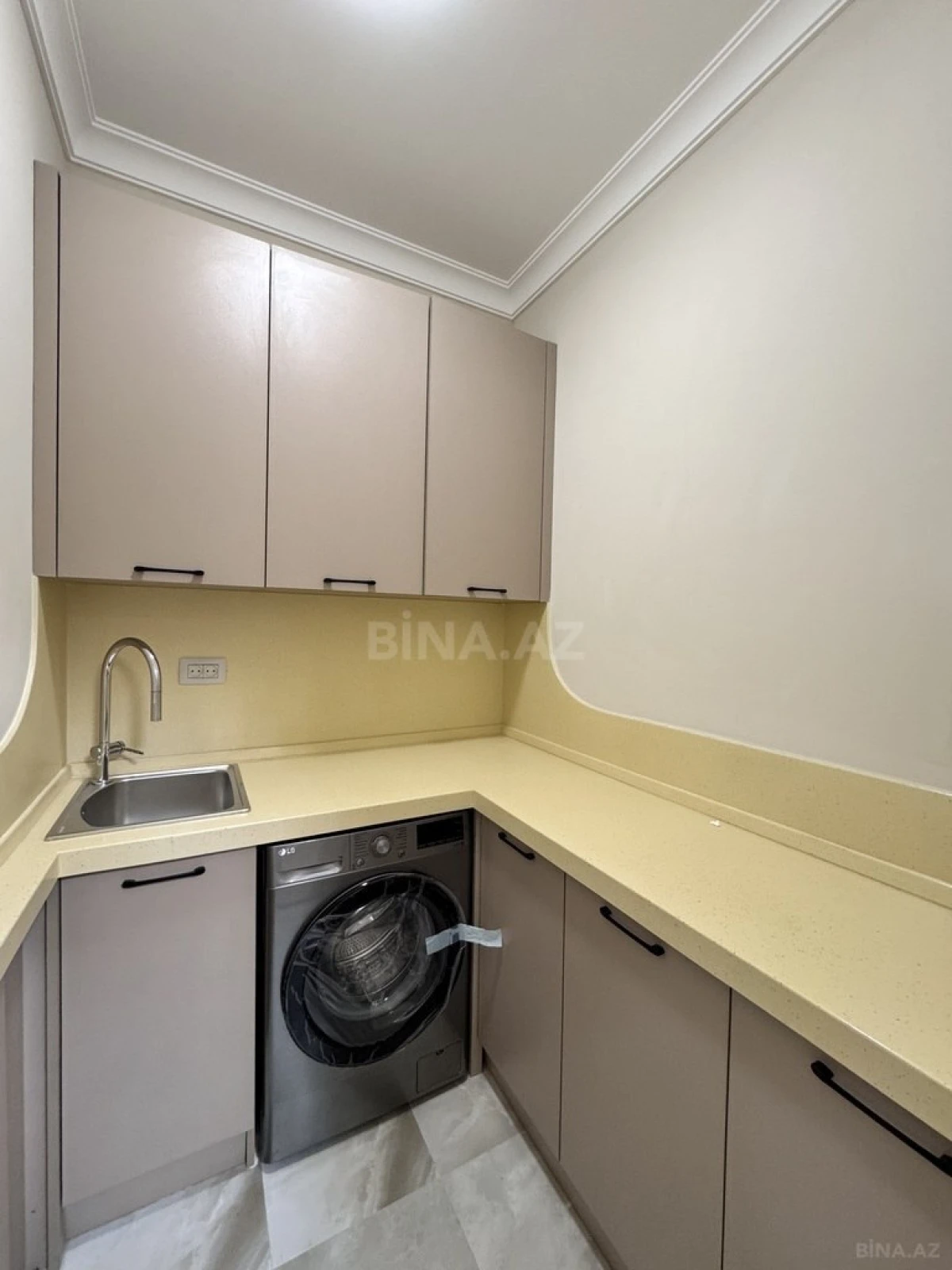 Satılır 4 otaqlı mənzil 205 m²