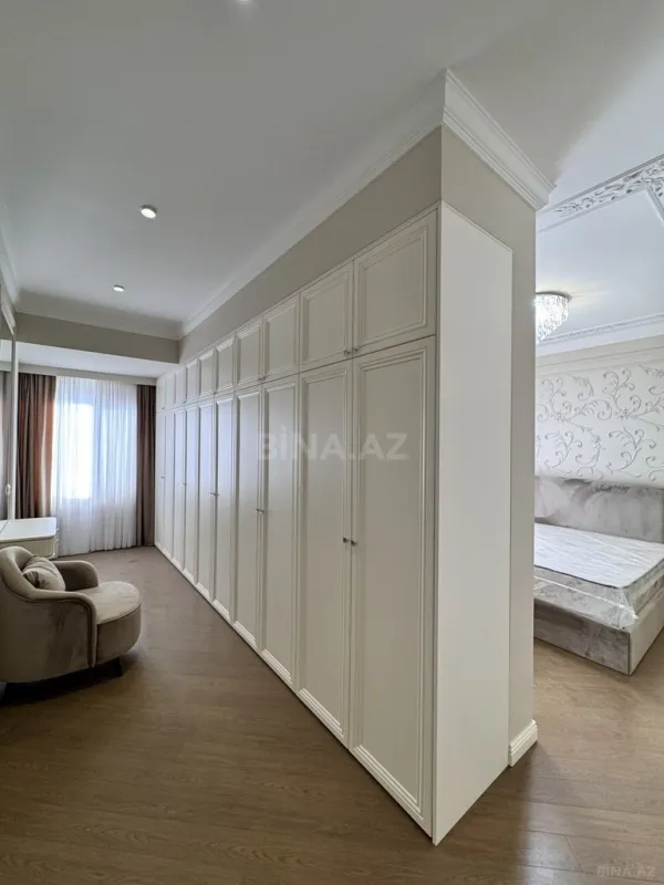 Satılır 4 otaqlı mənzil 205 m²
