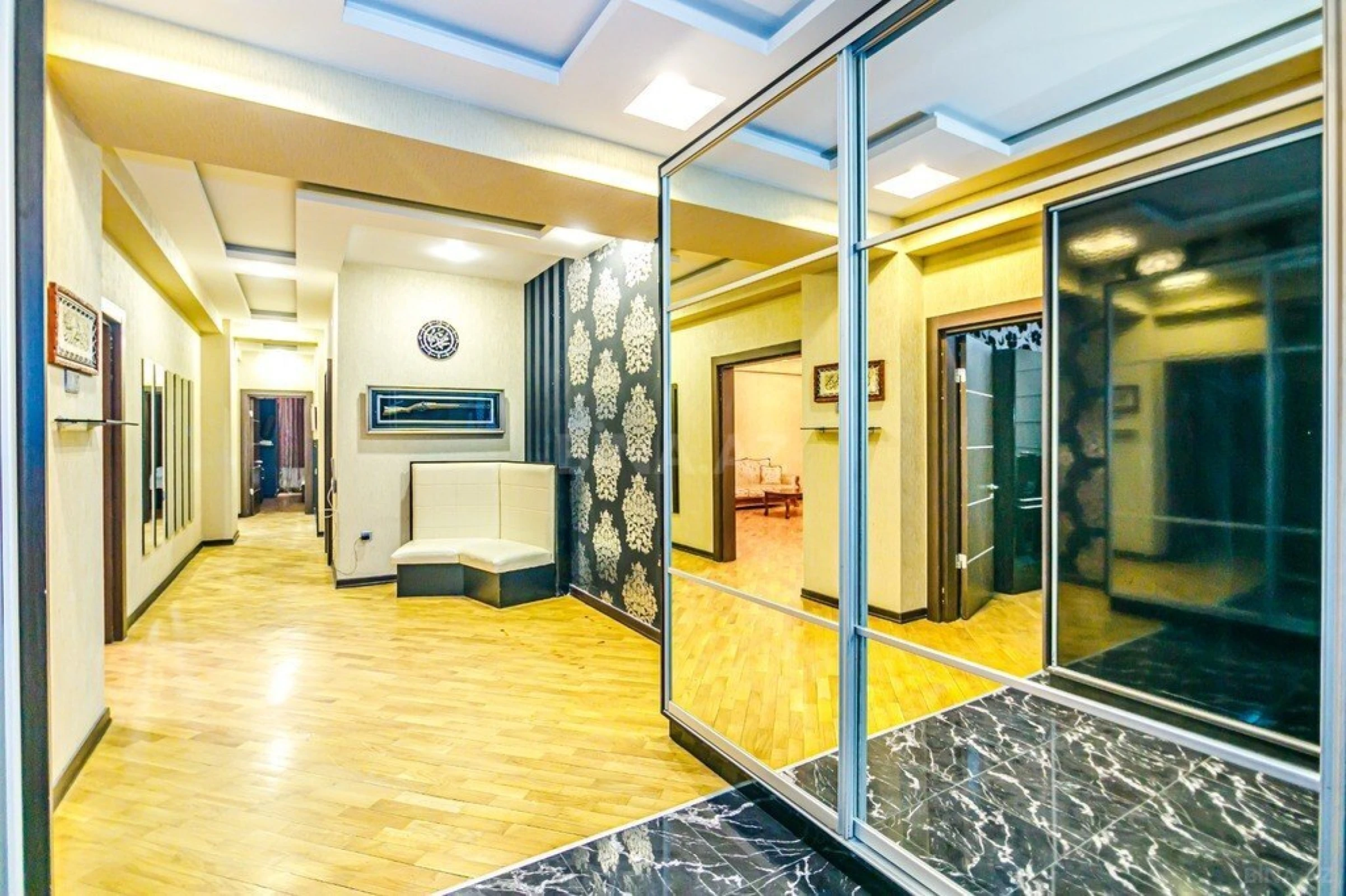 Kirayə verilir 4 otaqlı mənzil 210 m²