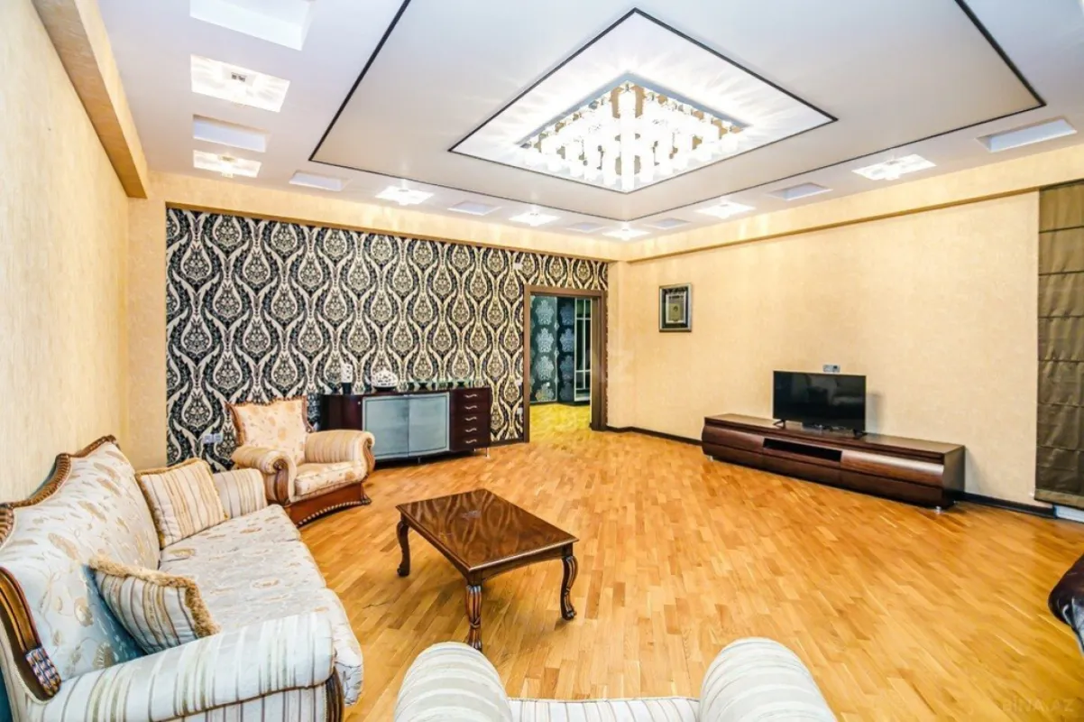 Kirayə verilir 4 otaqlı mənzil 210 m²