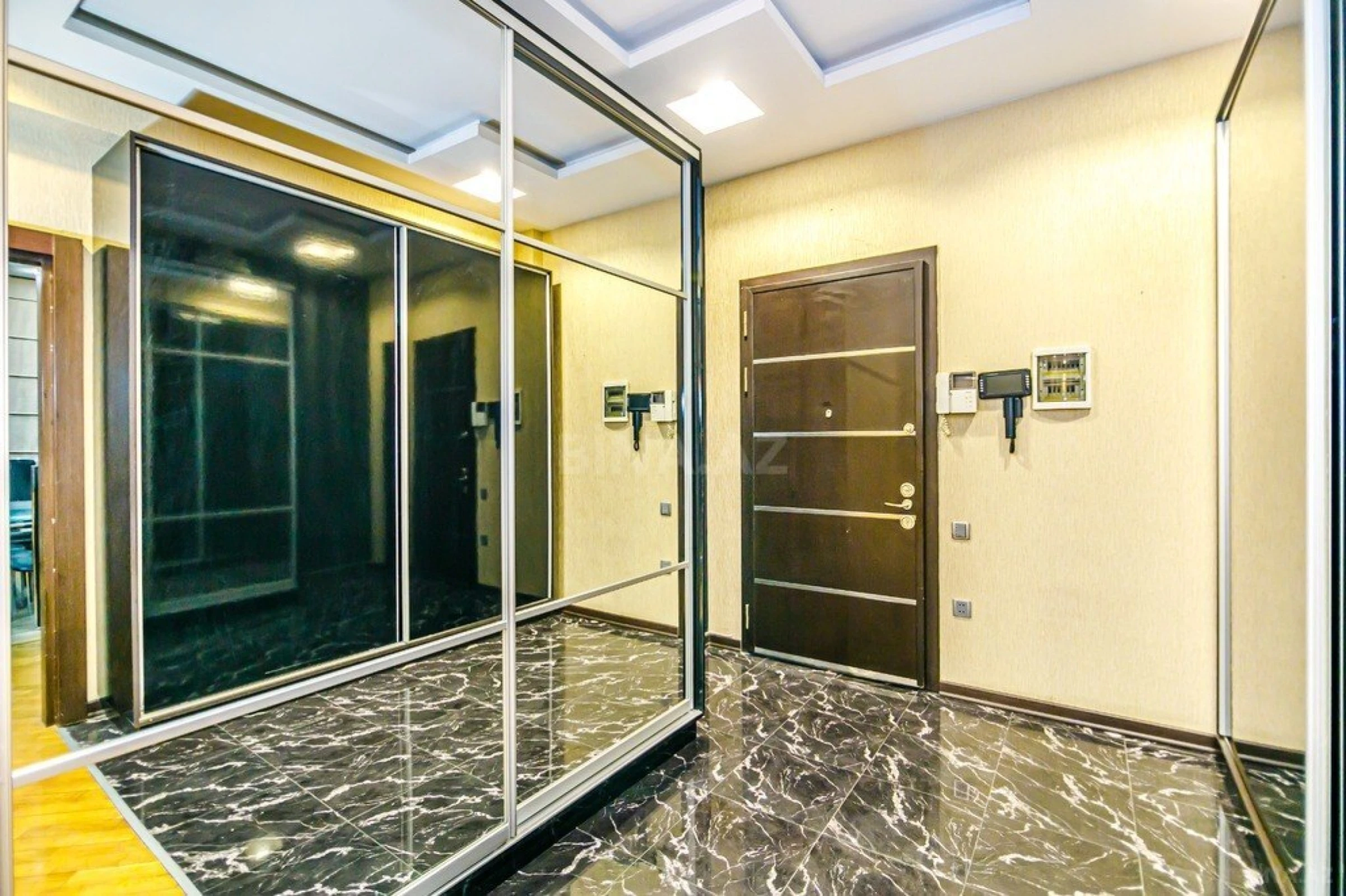 Kirayə verilir 4 otaqlı mənzil 210 m²