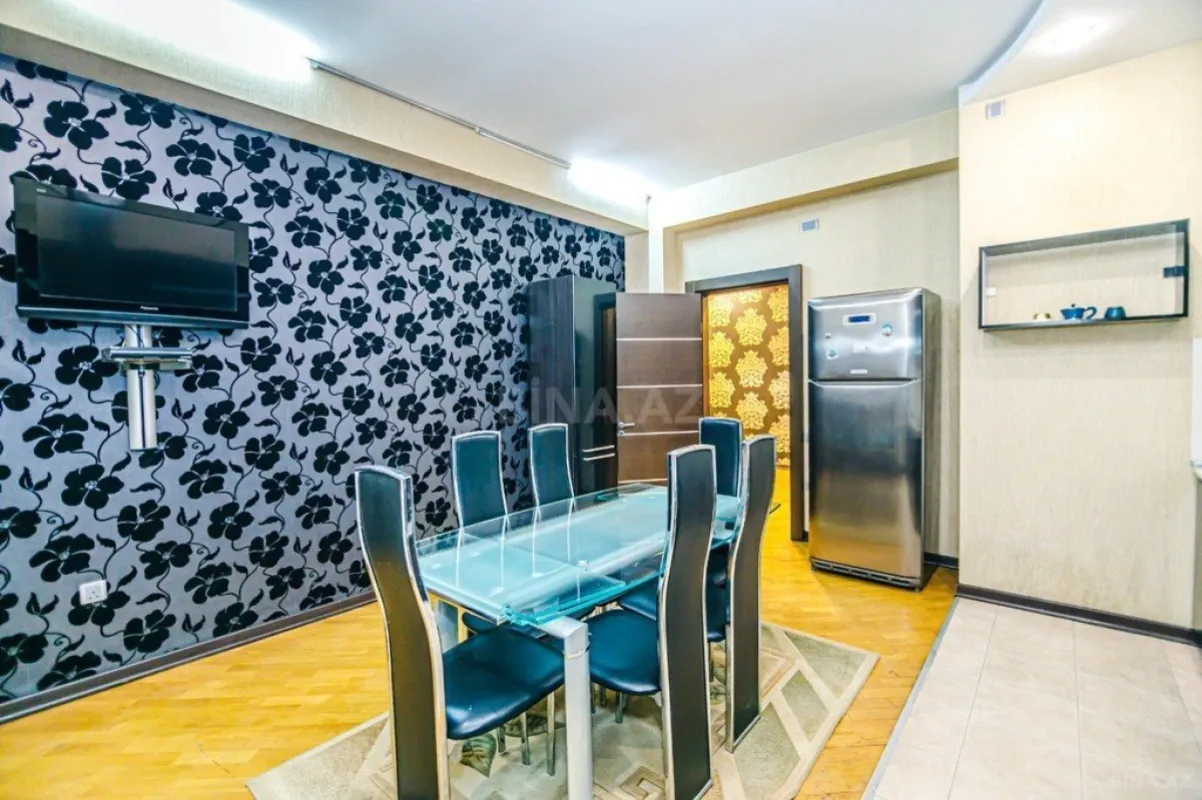 Kirayə verilir 4 otaqlı mənzil 210 m²