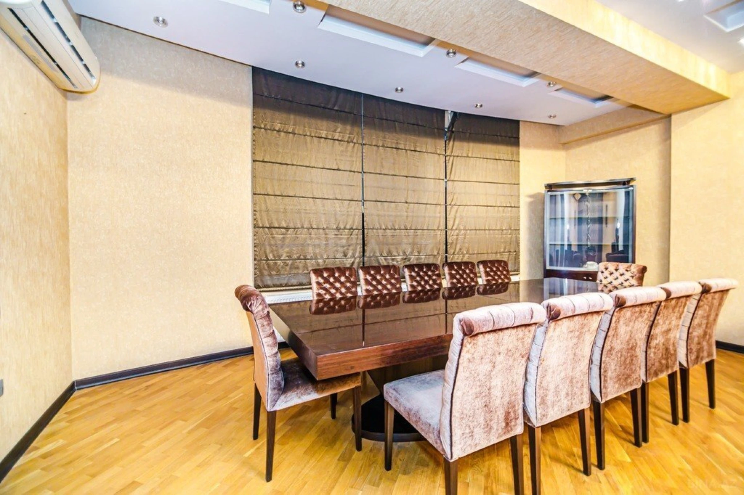 Kirayə verilir 4 otaqlı mənzil 210 m²