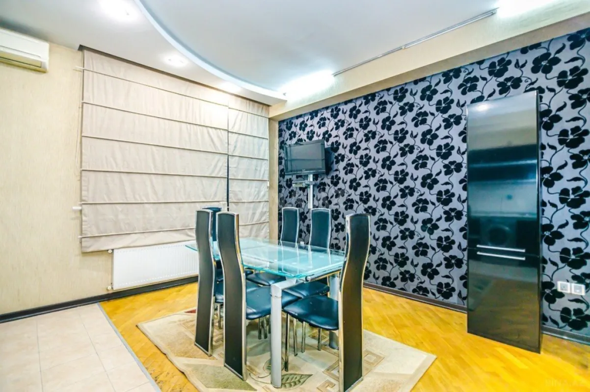 Kirayə verilir 4 otaqlı mənzil 210 m²