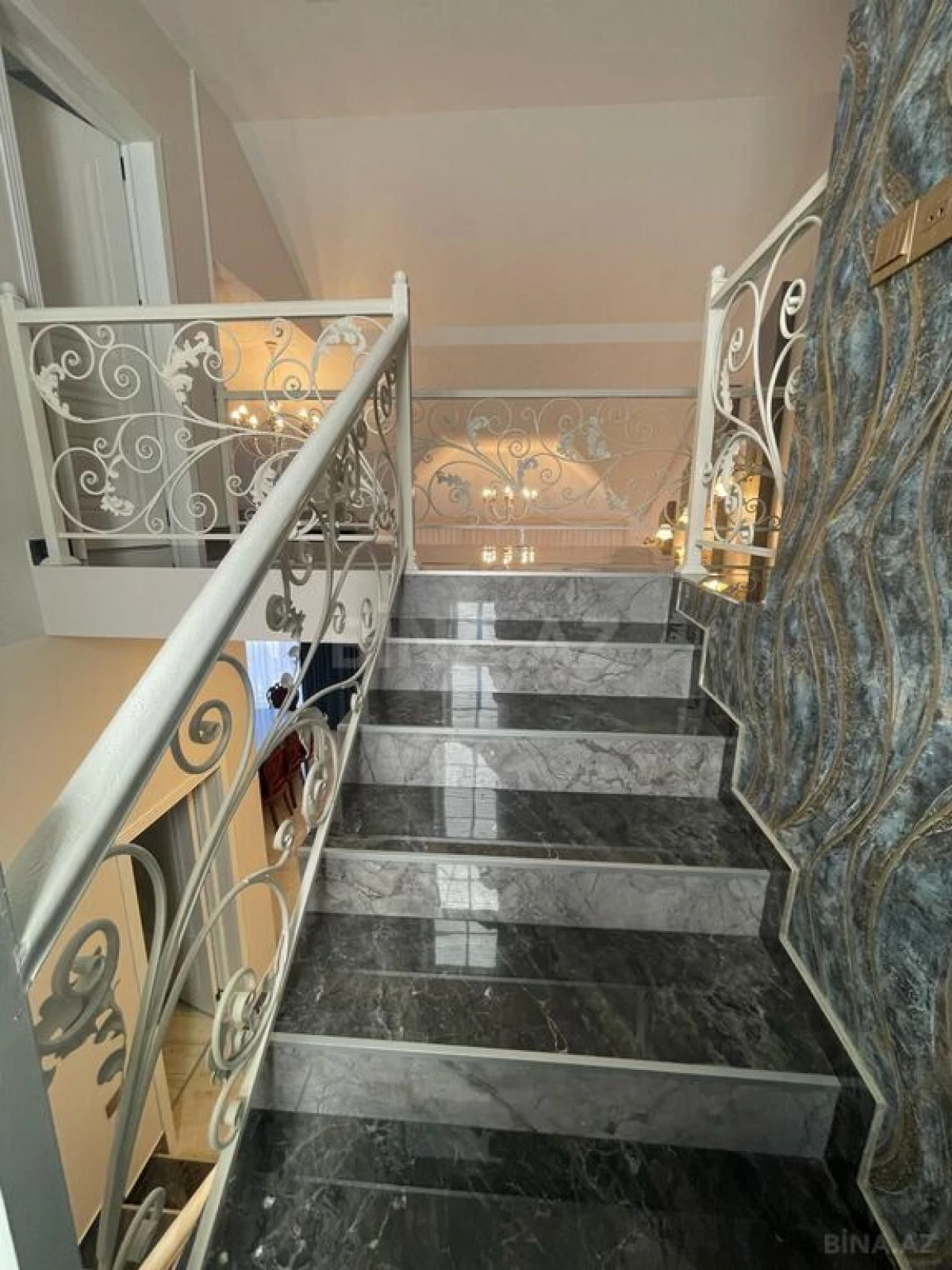 Satılır 6 otaqlı həyət evi 300 m²