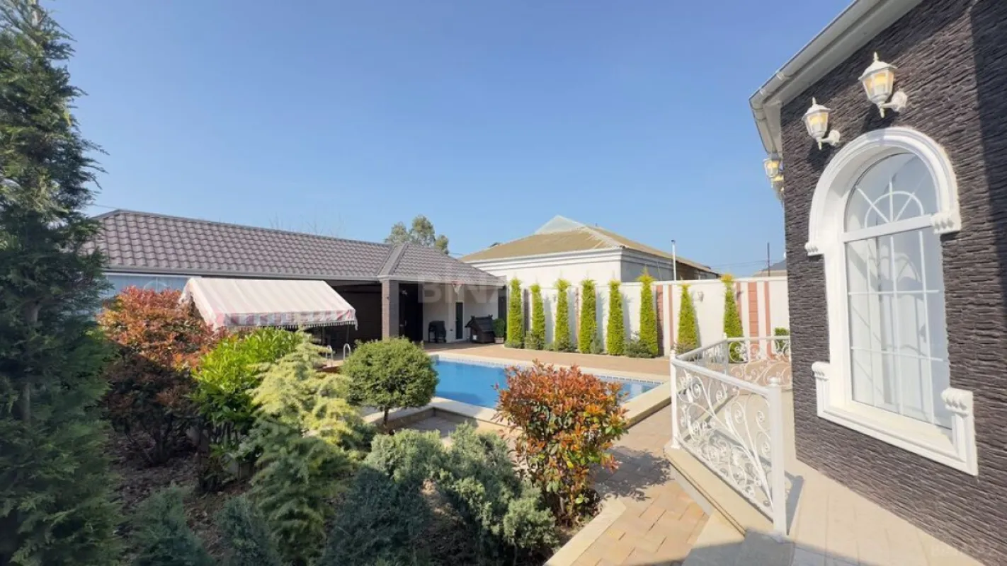 Satılır 6 otaqlı həyət evi 300 m²