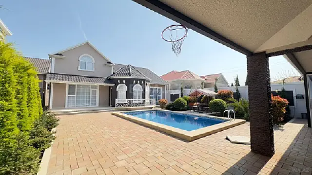 Satılır 6 otaqlı həyət evi 300 m²