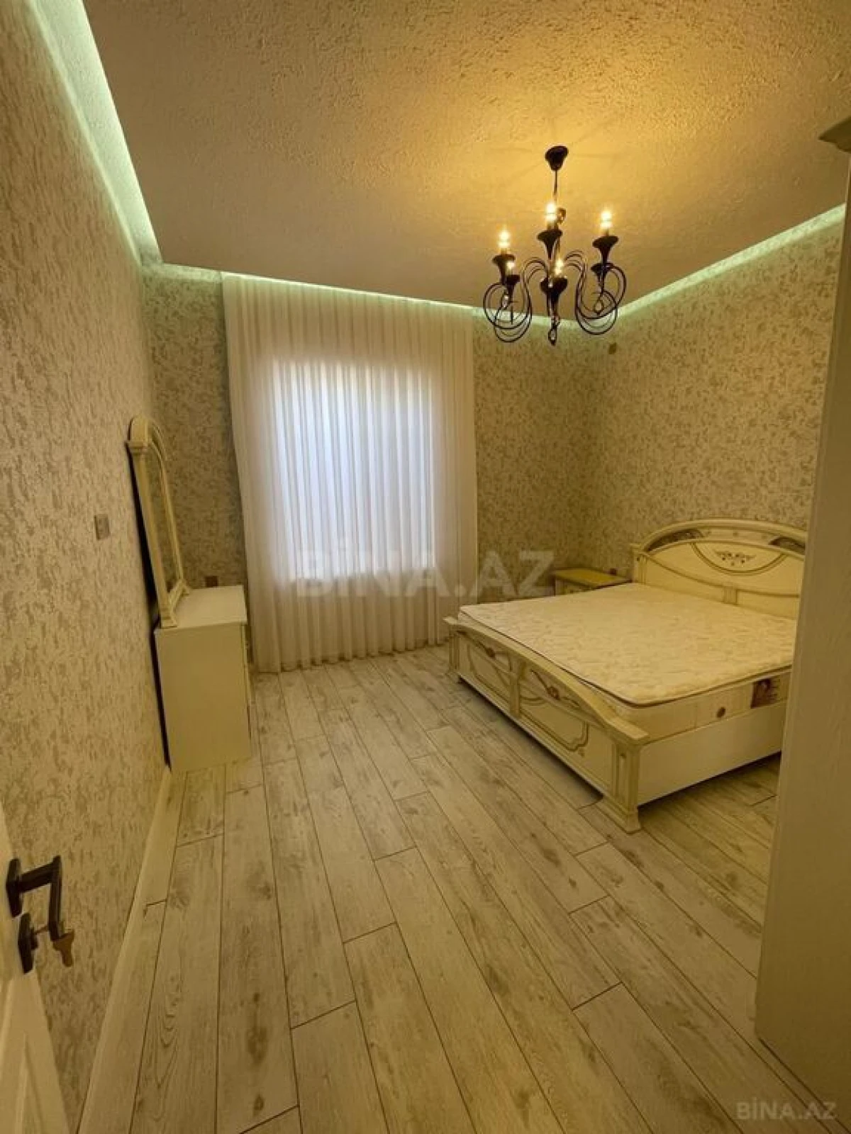 Satılır 6 otaqlı həyət evi 300 m²