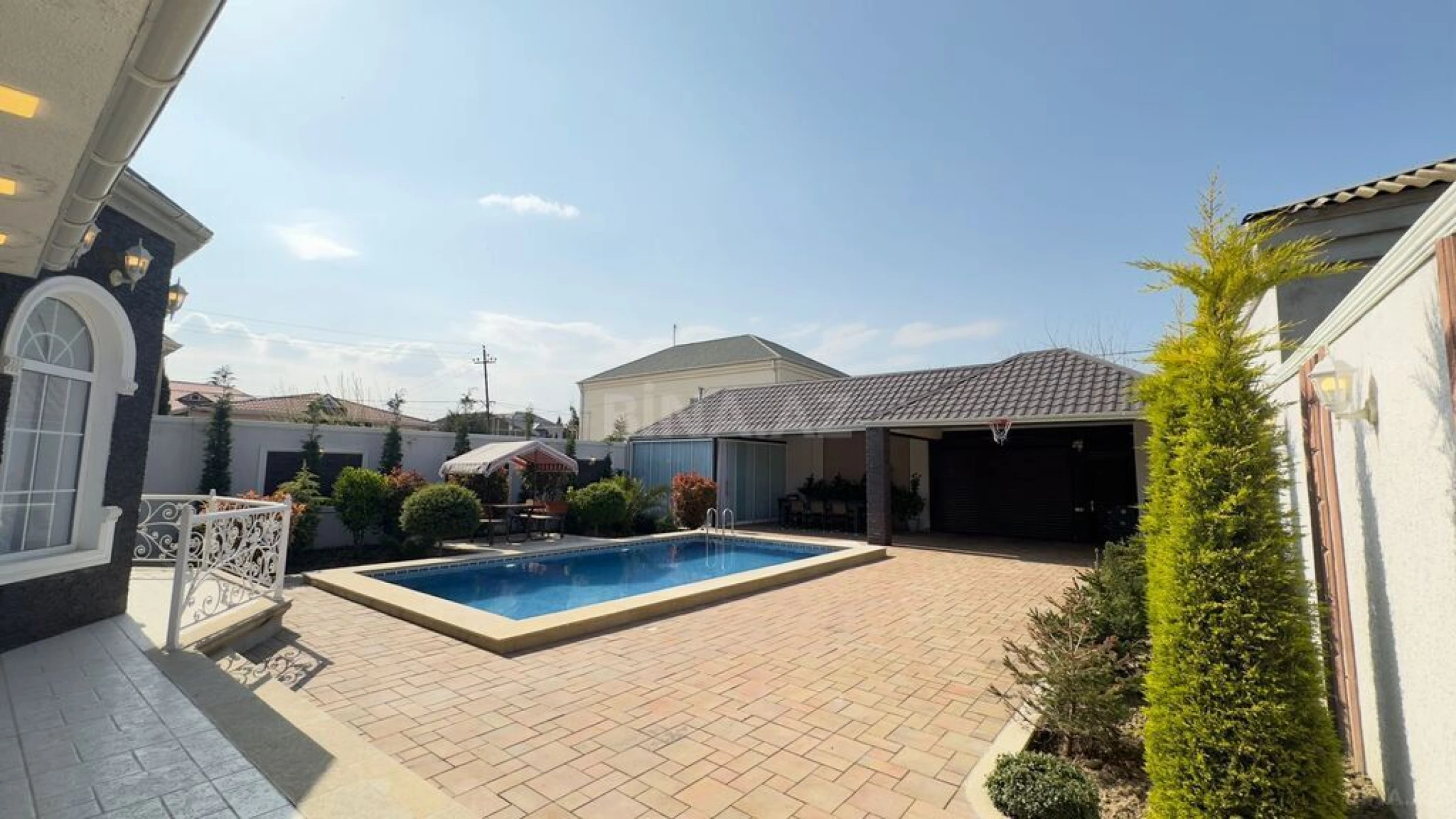 Satılır 6 otaqlı həyət evi 300 m²