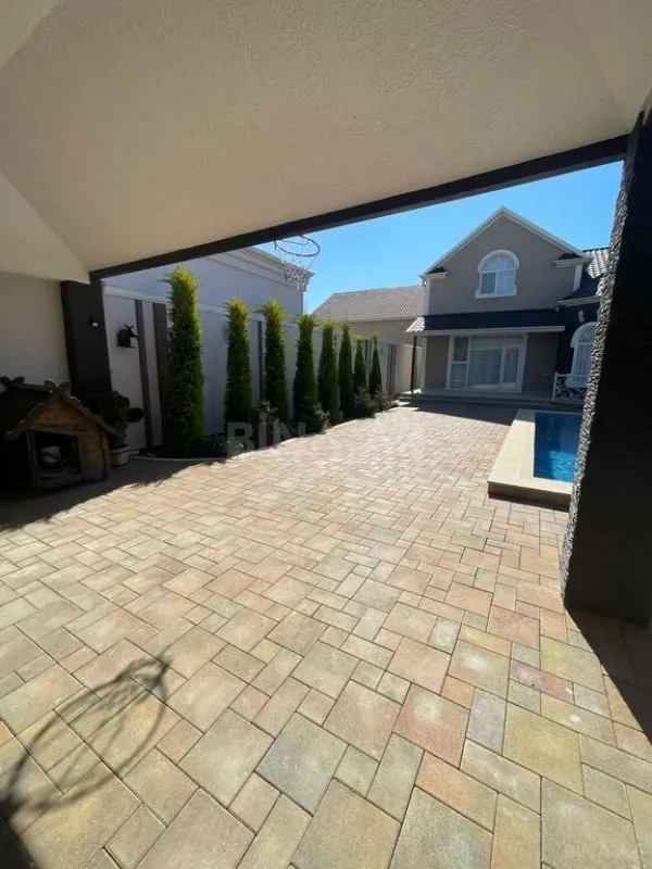 Satılır 6 otaqlı həyət evi 300 m²