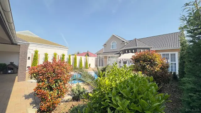 Satılır 6 otaqlı həyət evi 300 m²