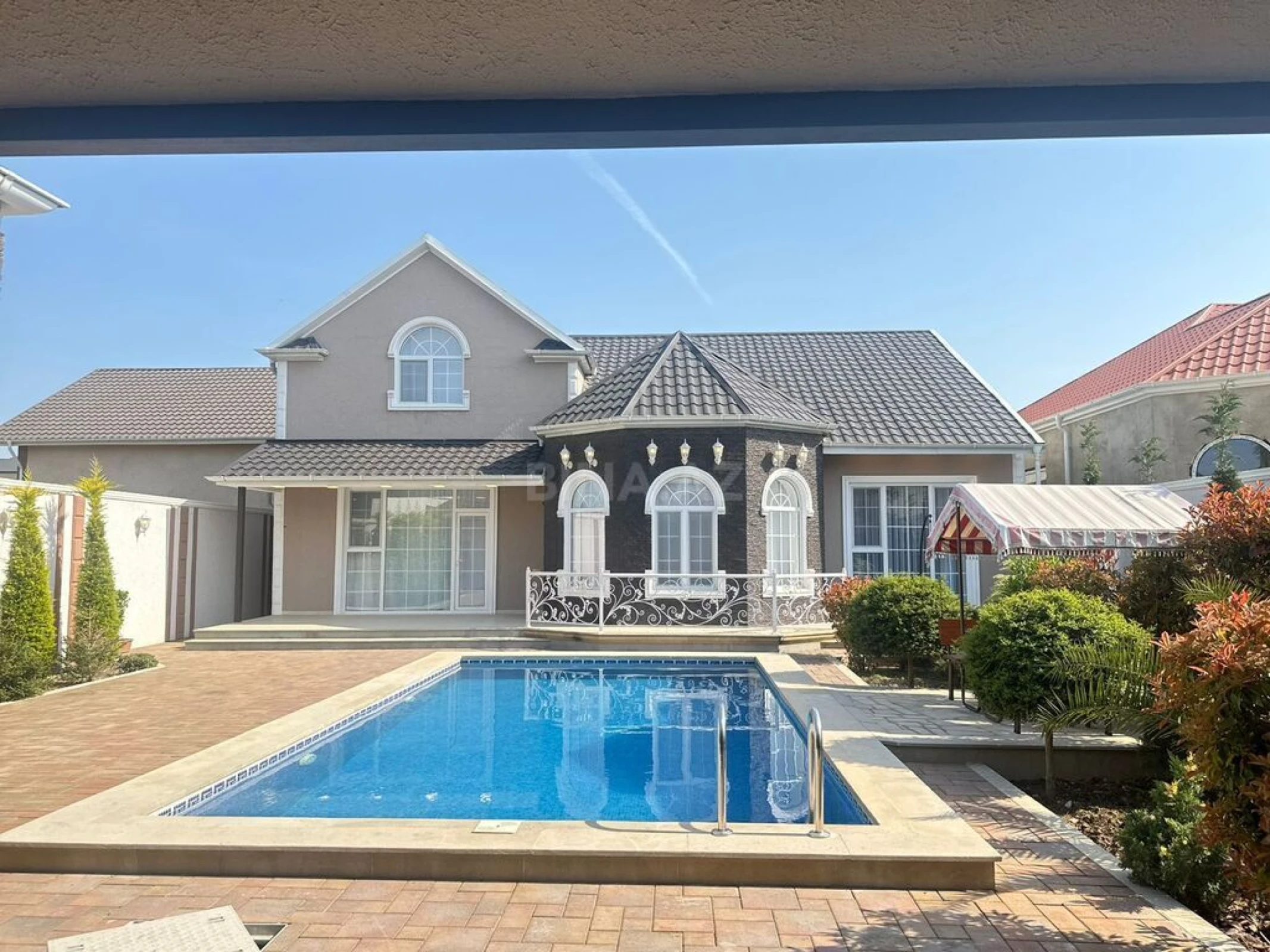 Satılır 6 otaqlı həyət evi 300 m²