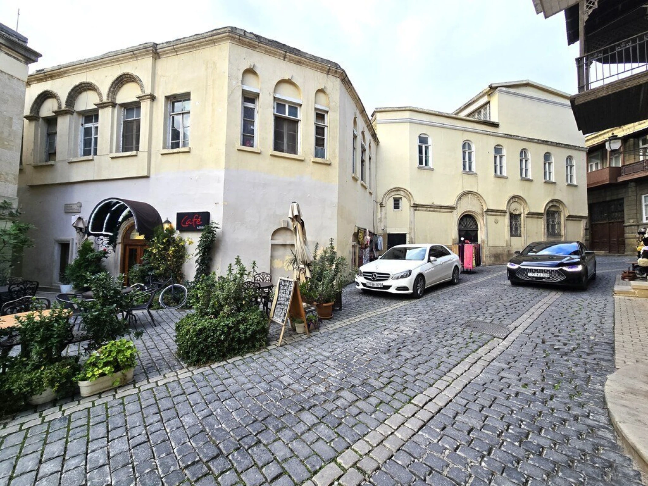 Satılır obyekt 1200 m²