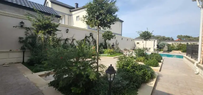 Satılır 7 otaqlı həyət evi 500 m²