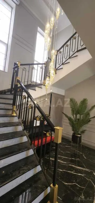 Satılır 7 otaqlı həyət evi 500 m²