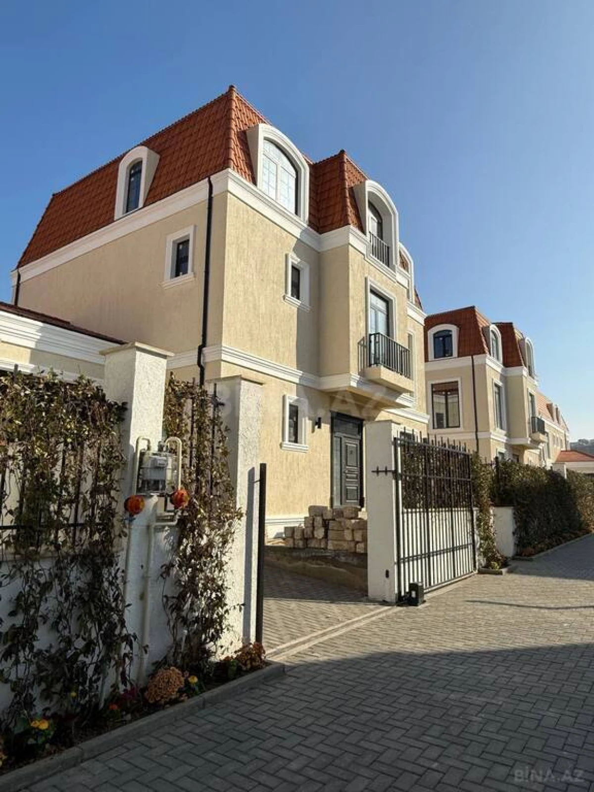Satılır 7 otaqlı həyət evi 310 m²