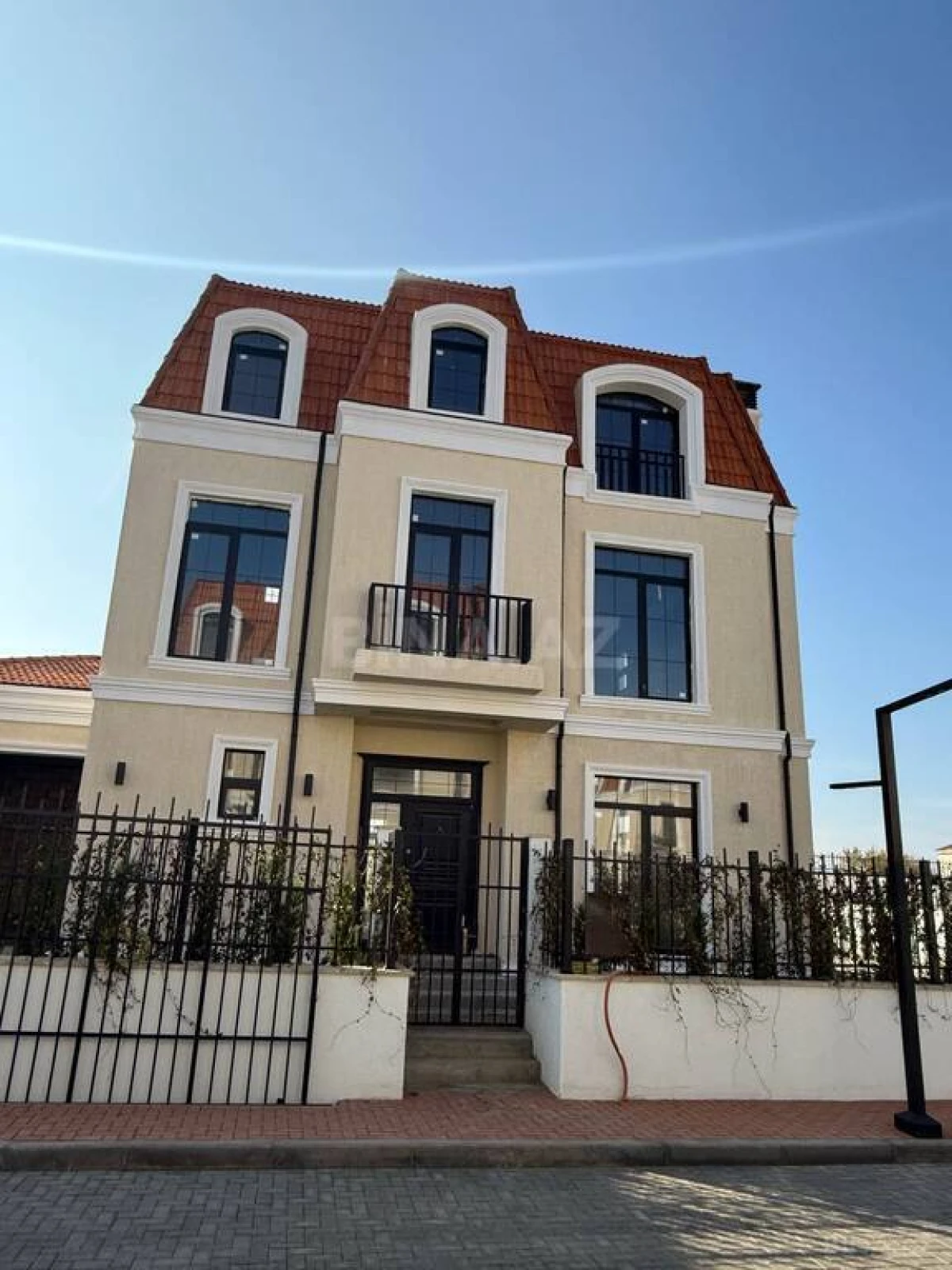 Satılır 7 otaqlı həyət evi 310 m²