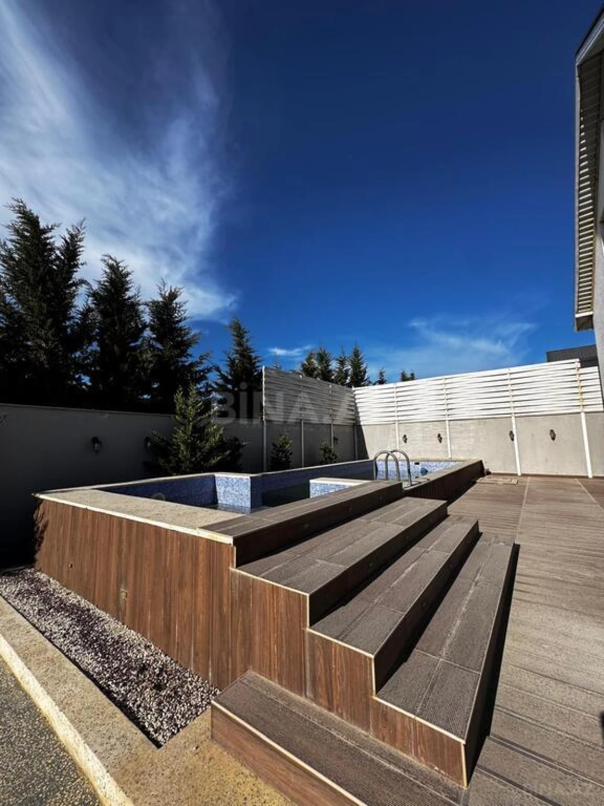 Satılır 5 otaqlı həyət evi 220 m²