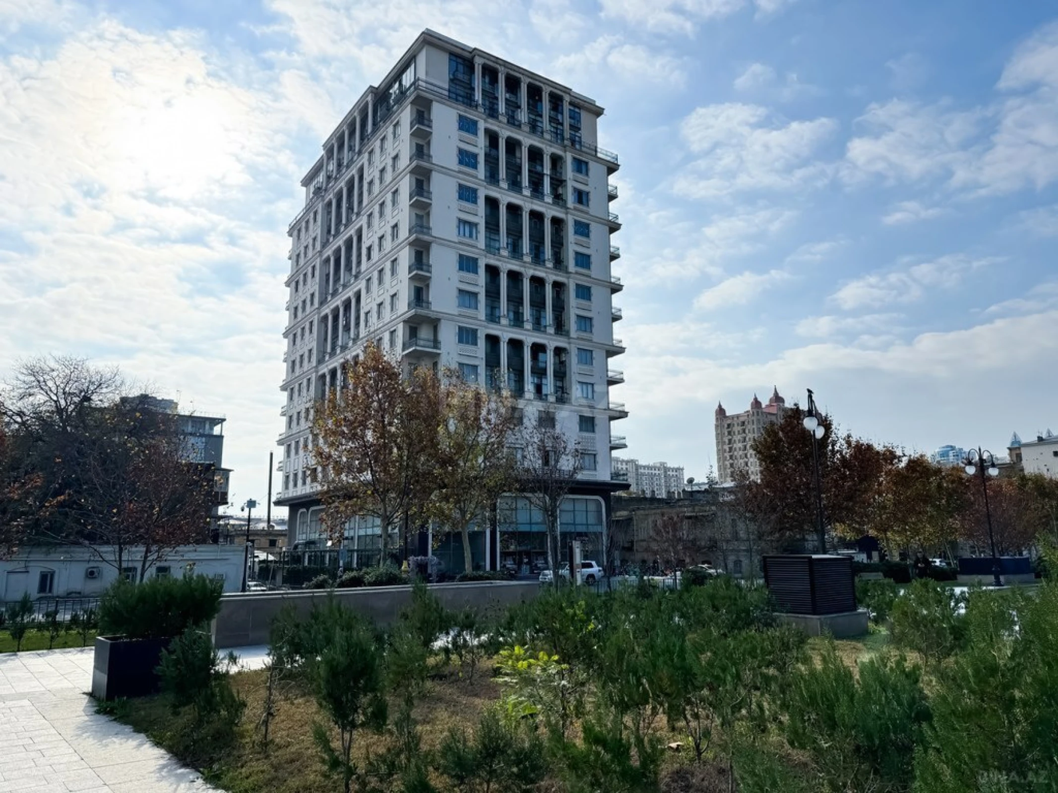 Satılır 3 otaqlı mənzil 189 m²