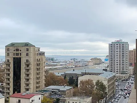 Satılır 3 otaqlı mənzil 149 m²