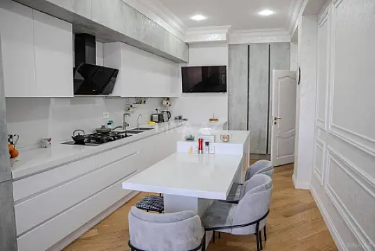 Satılır 5 otaqlı mənzil 225 m²