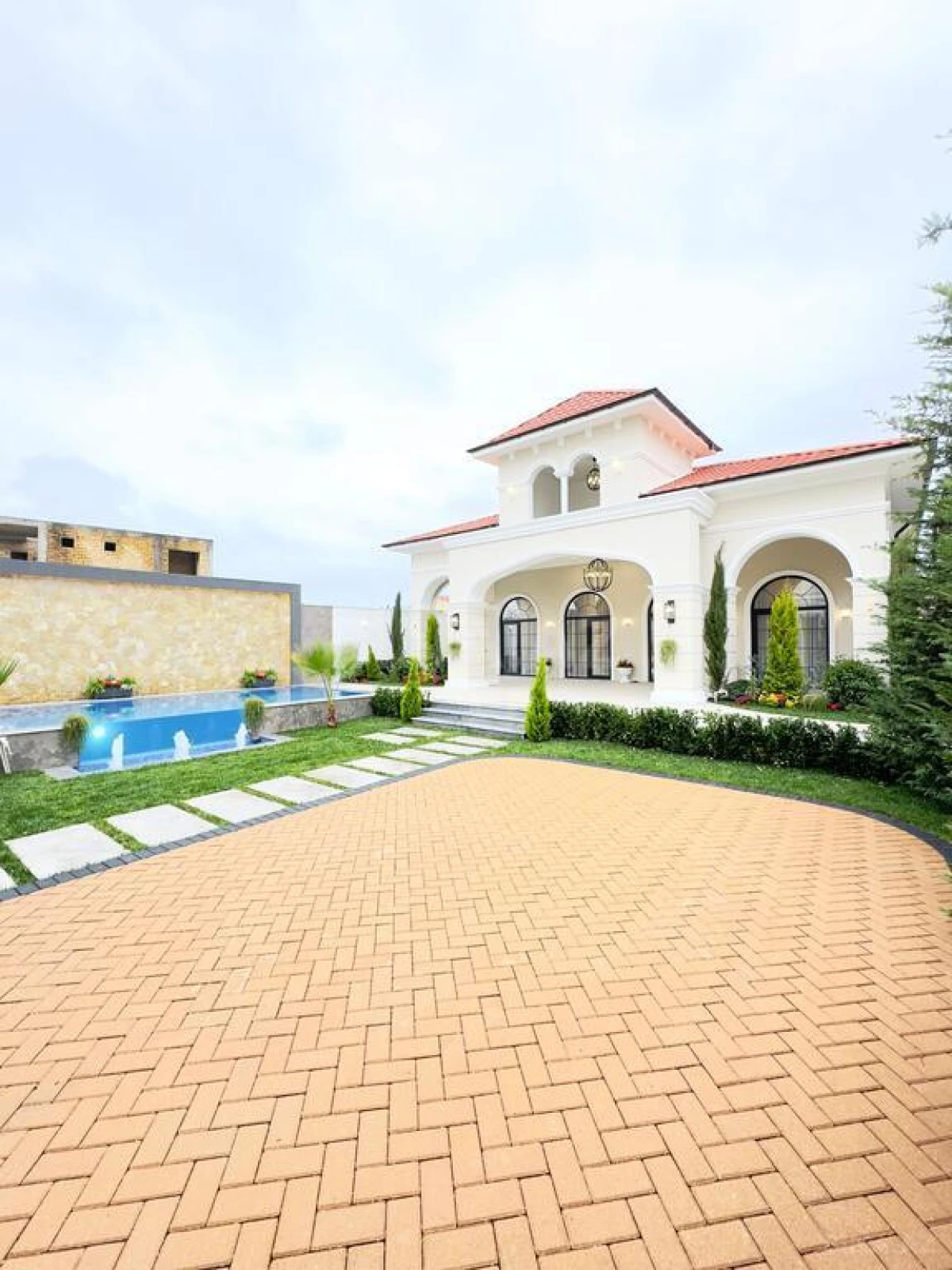 Satılır 5 otaqlı həyət evi 260 m²